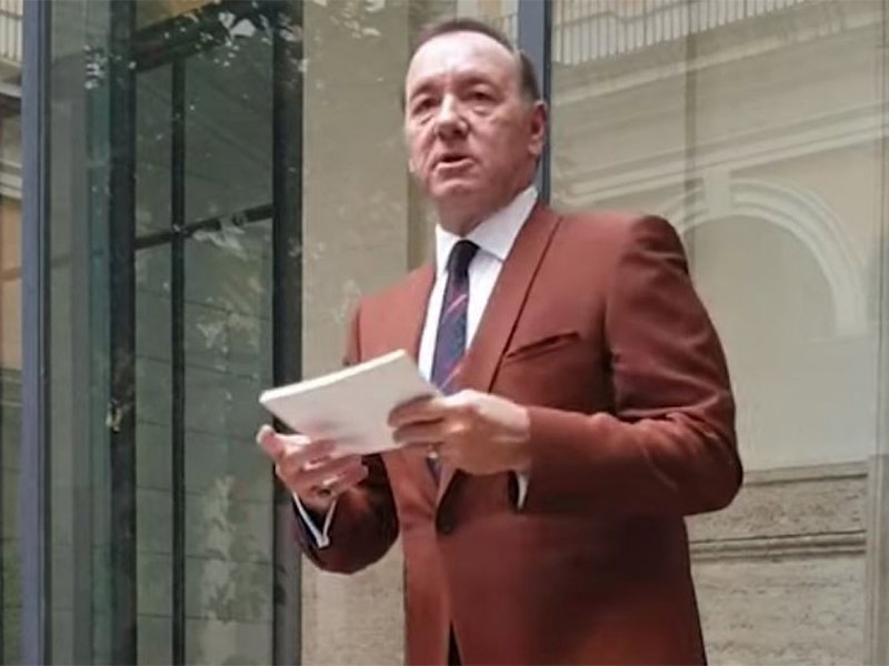 بالفيديو..كيفن سبايسي يظهر أمام الجمهور لأول مرة منذ أزمة التحرش